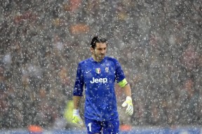 AC米兰-球队是否根据球员惯用脚调整组织发起方向，持球队员