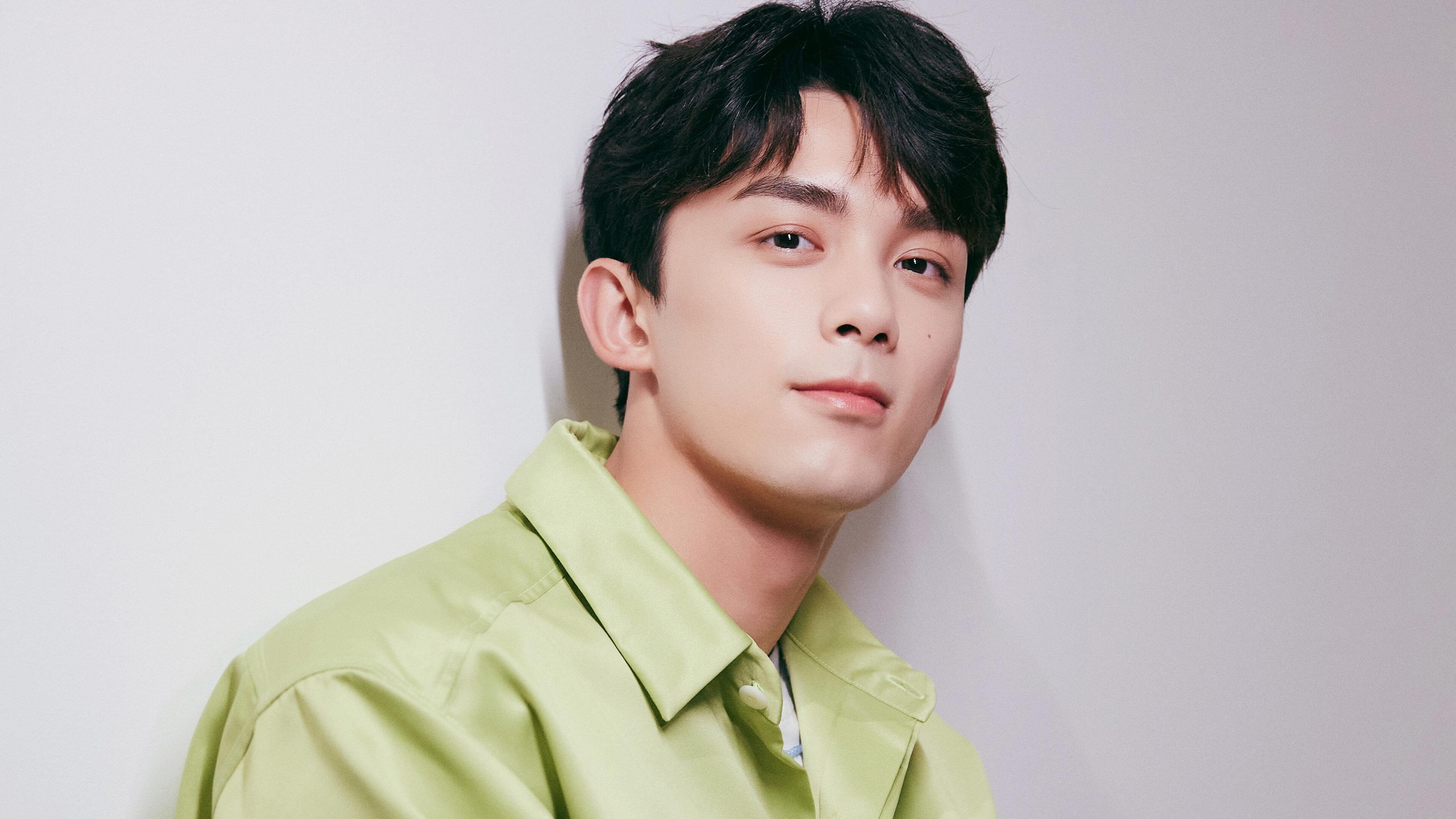 “高新体育中心:举重选手角逐顶峰,赛场气氛紧张刺激”