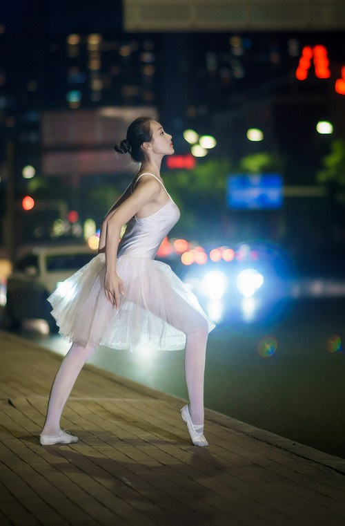 攻守平衡或进攻爆发哪种策略更适合赛季冲刺,攻守平衡的中场