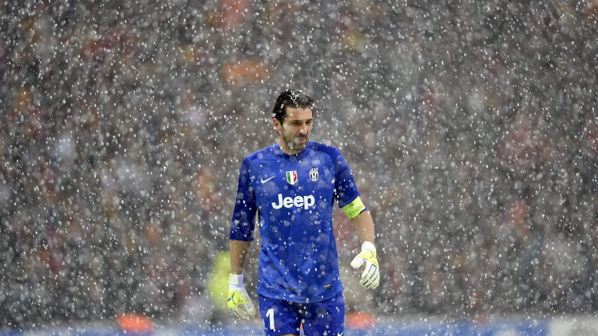 球队是否根据球员惯用脚调整组织发起方向,持球队员