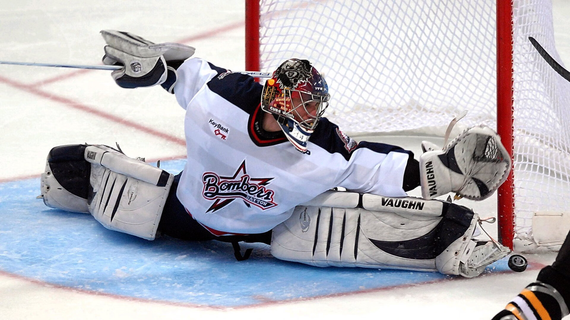 冬季湖面滑冰马拉松 比赛前反复检测冰层厚度确保安全